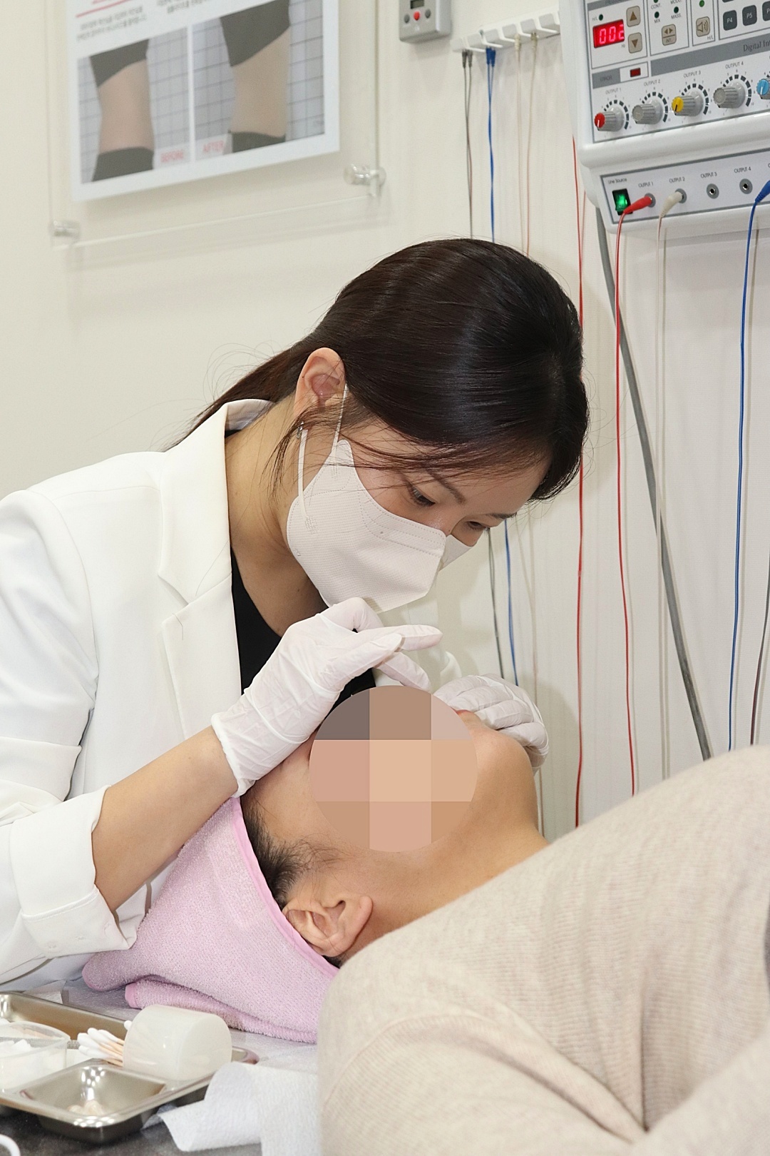환자에게 맞춤 편평사마귀 침 치료 및 케어를 진행하는 모습