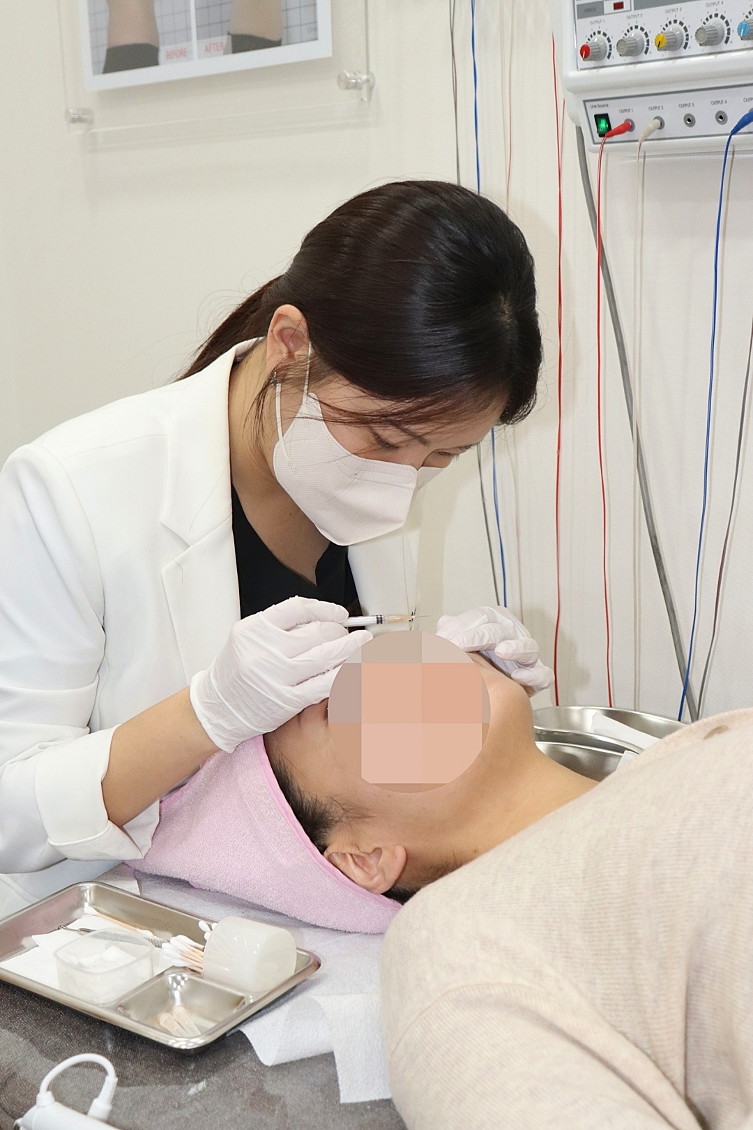 후한의원 강남점 민수연 원장의 시술 진행 모습