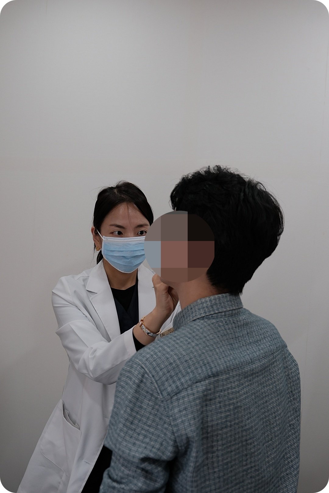신사역 안면비대칭한의원에서 하악 비대칭을 진찰하는 모습