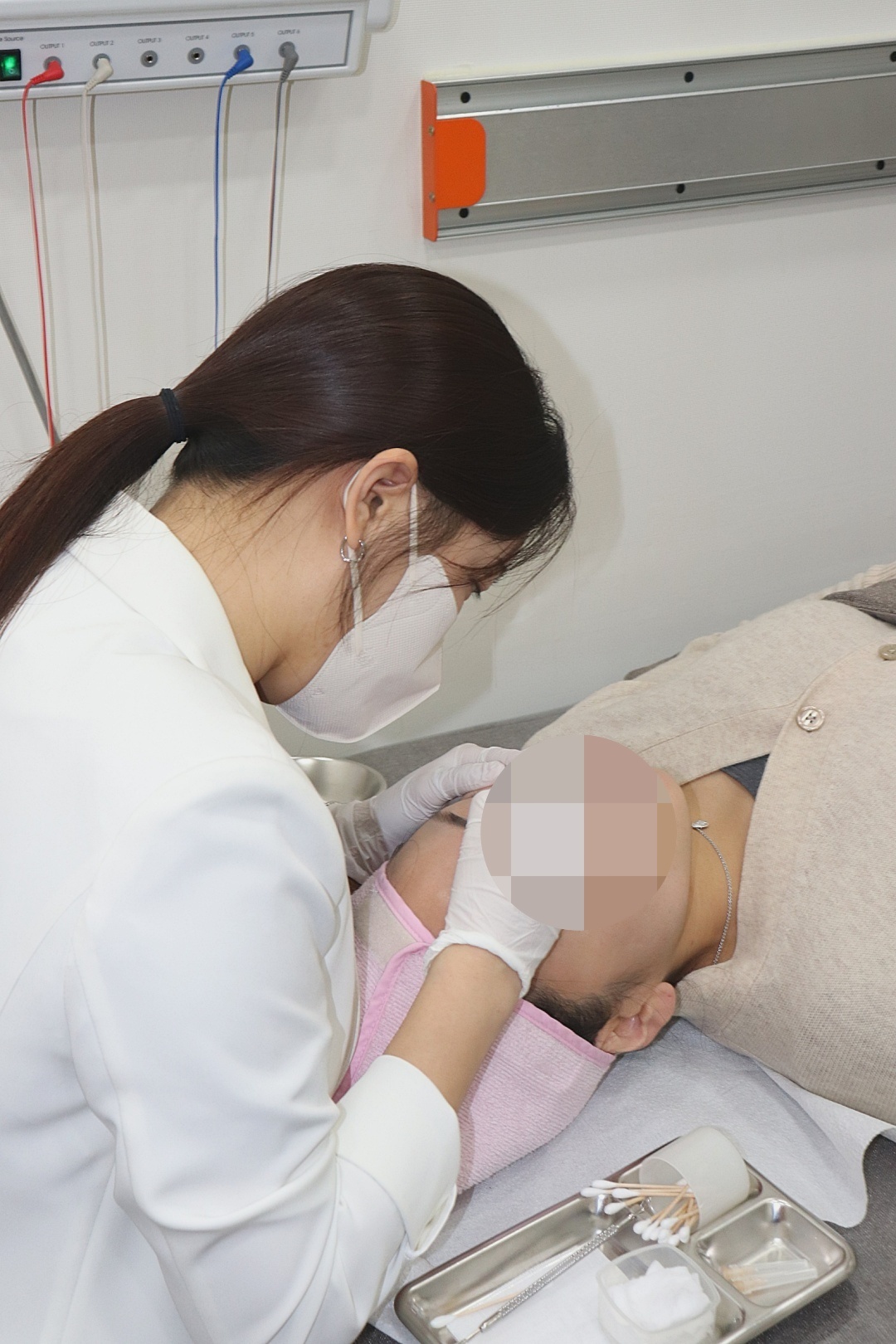 정밀하게 흉터 시술을 진행하는 장면